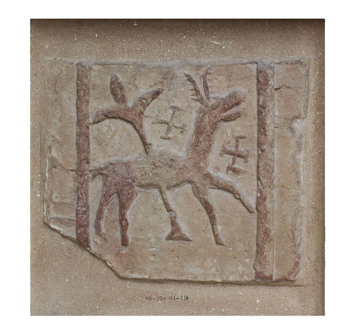 Placa de cerámica con representación de ciervo y cruz (Foto: Musée National de Carthage)
