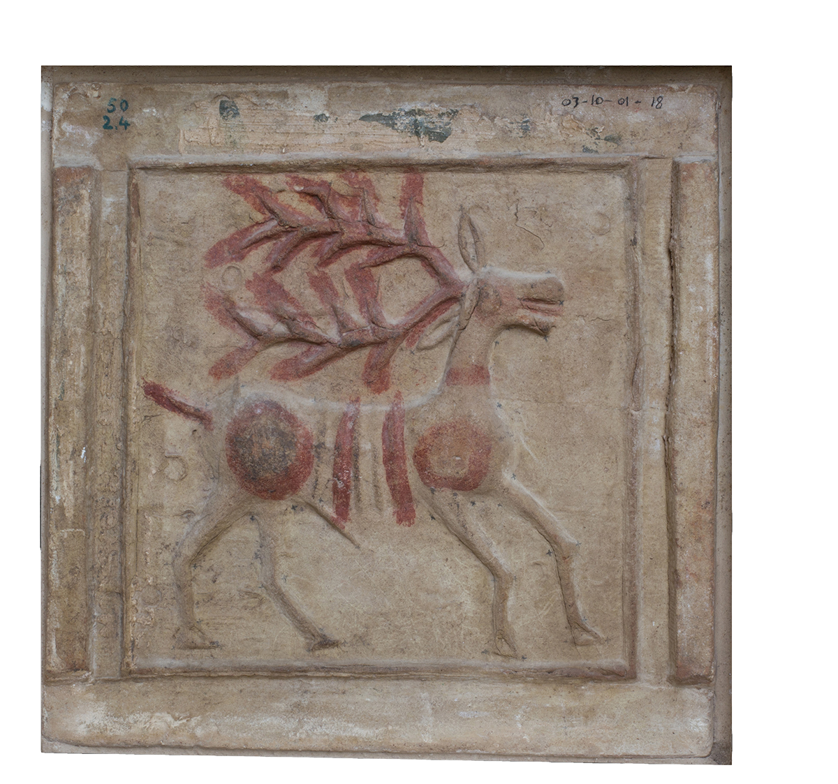 Placa de barro cocido con representación de ciervo (Foto: Musée National de Carthage)